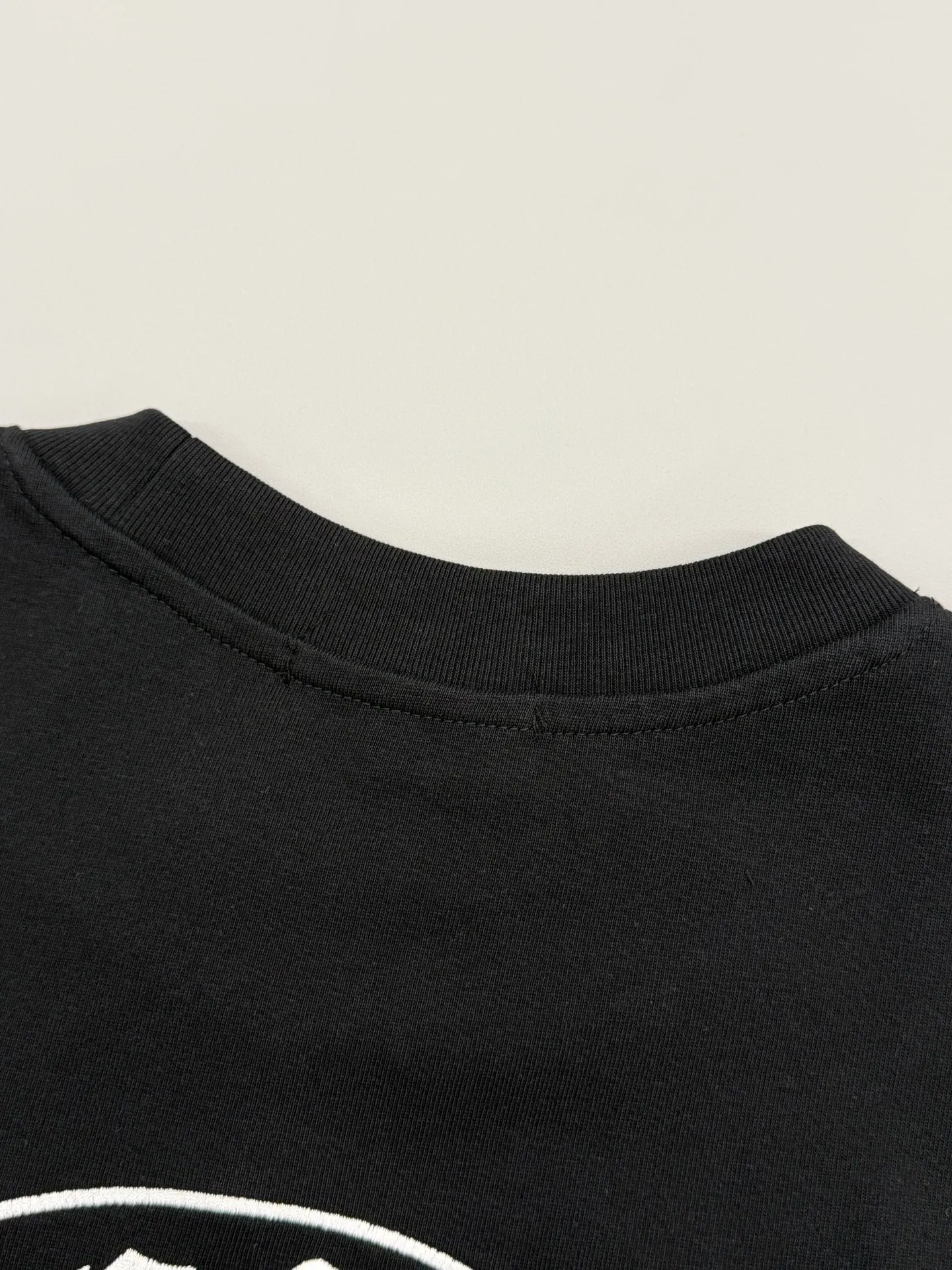 P170 [High Quality] Chrome hearts T-shirt short sleeve. The new model is embroidered with leather horseshoe logo on the front and back, and the back panel is designed with leather ten-rivet embroidery. High-end custom-made 32-count 285-gram fabric. Soft to the touch. Comfortable to wear. Exquisite stitching. Fine workmanship. The upper body effect is incomparably handsome! Same style for men and women Color: Black White Size: S to xL Size chart S: Shoulder width 51 - Bust 55 - Clothing length 70 M: Shoulder width 53 - Bust 57 - Clothing length 72 L: Shoulder width 55 - Bust 59 - Clothing length 74 XL: Shoulder width 57 - Bust 61 - Clothing length 76